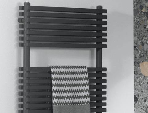 Zwart design handdoekradiator met horizontale spijlen, stijlvol en functioneel voor moderne badkamers.