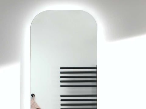 Ovale spiegel met geïntegreerde LED-verlichting, modern en minimalistisch design voor de badkamer.