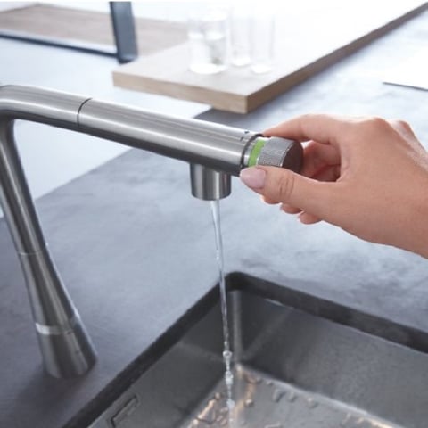 Moderne keukenkraan met een instelknop voor waterstroom, met een groen indicatorlicht voor efficiënt gebruik.