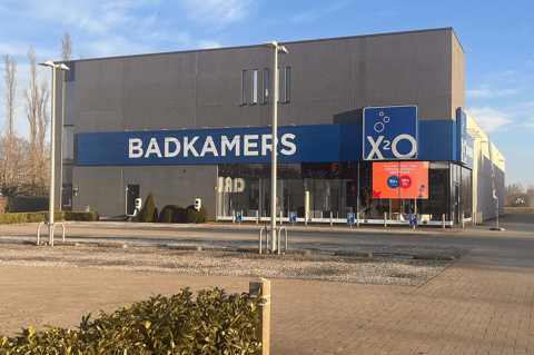 X²O Badkamers winkel met grote gevel, parking en duidelijke signalisatie aan de straat – X²O badkamers