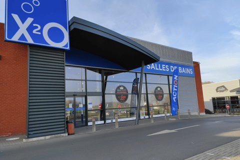 Magasin X²O salles de bains avec entrée moderne, façade vitrée et auvent à l’avant – X²O salles de bains