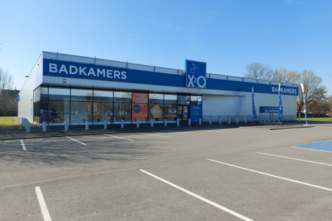 Magasin X²O salles de bains avec large façade, grandes vitrines et grand parking devant le bâtiment – X²O salles de bains