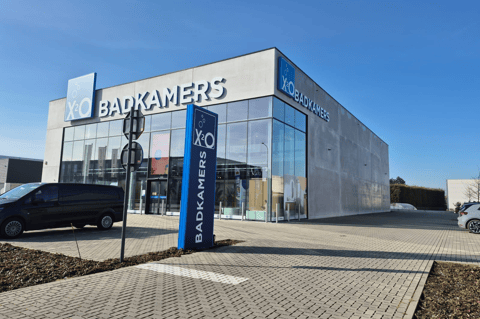 Magasin X²O salles de bains avec façade d’angle moderne, grandes surfaces vitrées et entrée avec signalisation – X²O salles de bains