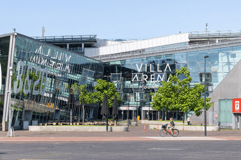 Gevel van shoppingcenter Villa Arena met moderne glasarchitectuur en ingang in Amsterdam – X²O badkamers