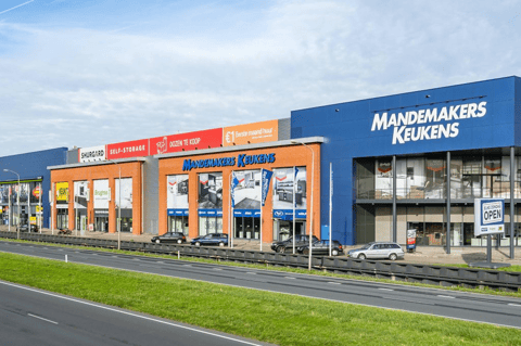 Commerciële winkelstrip met onder andere Mandemakers Keukens, goed bereikbaar langs de weg en met ruime parkeermogelijkheden voor bezoekers – X²O badkamers