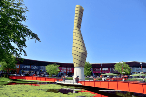 Architecturaal opvallende locatie met iconische sculptuur, omringd door winkels en een aangename buitenruimte met waterpartij en wandelbrug – X²O badkamers