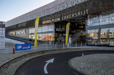 Ingang van meubelboulevard Meubelplein Ekkerij met moderne gevel en winkels in Ekeren – X²O badkamers