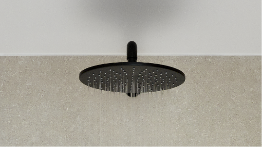 Gros plan d’un robinet de lavabo à technologie économe en eau sur un plan de toilette moderne de x²o salles de bains.