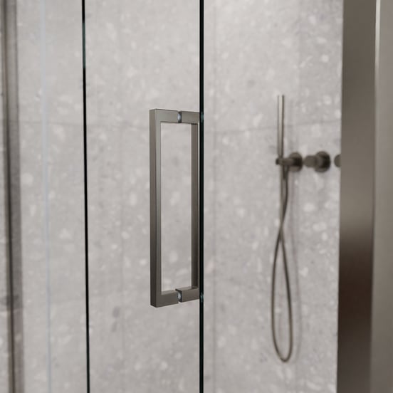 Balmani Senses Design douche en coin avec porte coulissante à gauche et paroi latérale fixe, 120 x 70 cm, Verre transparent, Profil Brushed GunMetal