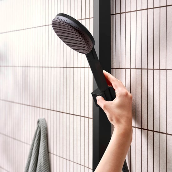 Hansgrohe Raindance Alive S 300 2jets Showerpipe Duschsystem mit Thermostatbatterie: Wandmontage, Schwarz Matt