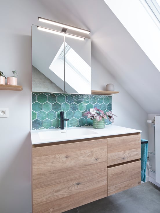 Storke Edge hängender Waschbeckenunterschrank: 100 x 46 cm, asymmetrisch links, Eiche rustikal, 3 Schubladen