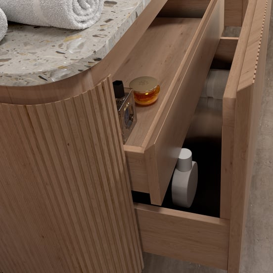 Balmani Moon hängendes Möbelstück Set: 160 x 55 cm, Naturbelassene Eiche, mit Moon Einzel- oder Doppel Waschtischplatte, Terrazzo in Greige, Vertikale symmetrische gerade Rippe