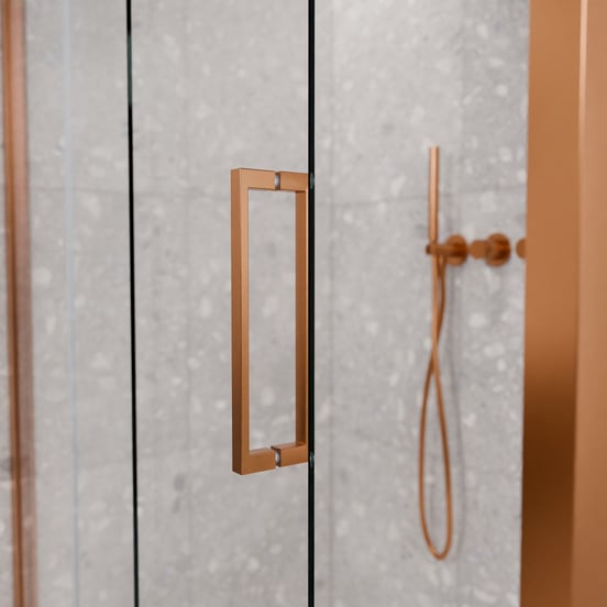 Balmani Senses Design douche d'angle avec porte coulissante à gauche et paroi latérale fixe, 140 x 90 cm, Verre transparent, Profil Brushed Rosegold, coating inclus