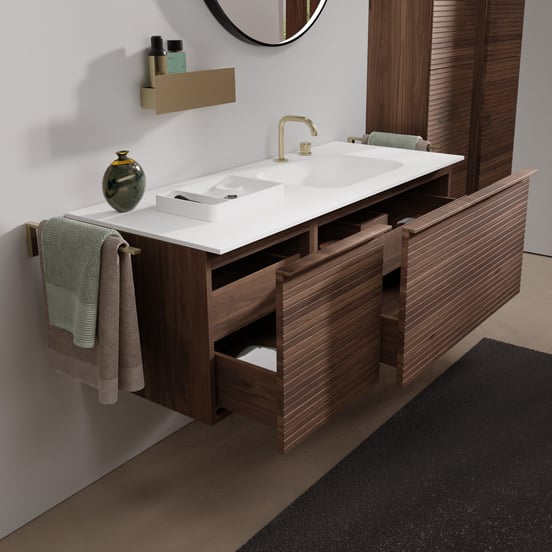 Balmani Forma meuble salle de bains suspendu 135 x 55 cm noyer américain avec Tablo Arcato plan vasque asymétrique à droite en solid surface blanc mat, Nervure droite symétrique horizontale