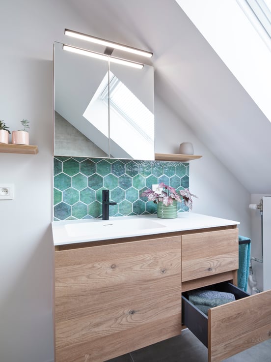 Storke Edge hängender Waschbeckenunterschrank: 100 x 46 cm, asymmetrisch links, Eiche rustikal, 3 Schubladen