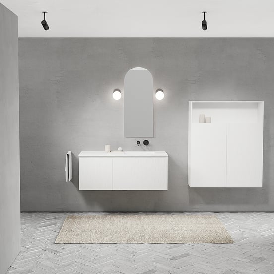 Balmani Fila by Mitra zwevend badkamermeubel 135 x 55 cm mat wit met Tablo Arcato asymmetrisch rechtse wastafel in solid surface mat wit, Verticale symmetrische rechte ribbel
