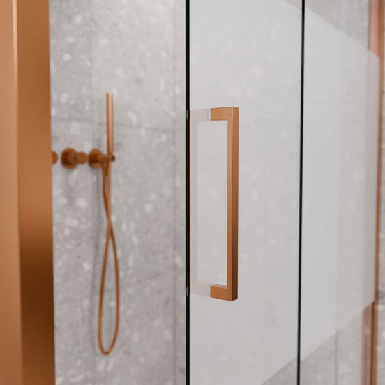 Balmani Senses Design douche d'angle avec porte coulissante à droite et paroi latérale fixe, 160 x 90 cm, Verre transparent avec bande mate, Profil Brushed Rosegold, coating inclus