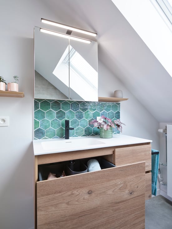 Storke Edge hängender Waschbeckenunterschrank: 100 x 46 cm, asymmetrisch links, Eiche rustikal, 3 Schubladen