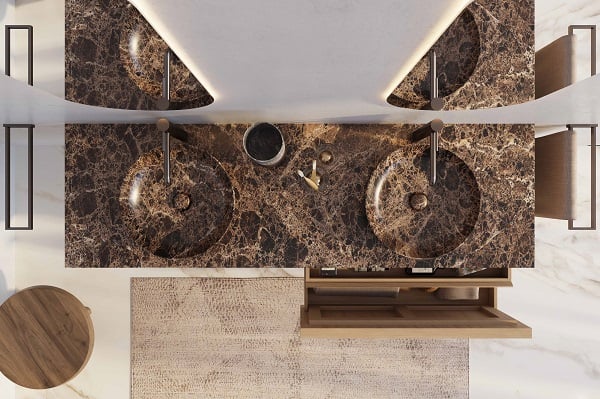 Dubbele marmeren wastafels met een moderne houten kast, gezien van bovenaf.