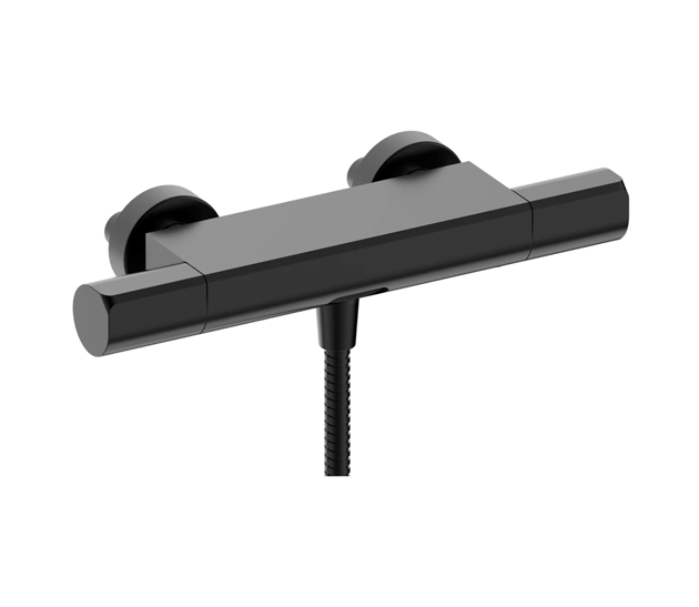 Mitigeur thermostatique de baignoire noir en finition mate avec design rectangulaire épuré, deux rosaces murales rondes et flexible de douche en dessous, disponible chez x²o salles de bains.