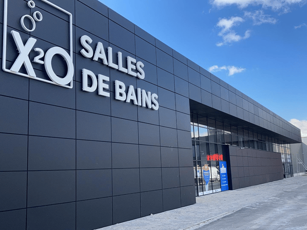 Magasin X²O salles de bains avec façade noire moderne et entrée avec portes vitrées – X²O salles de bains