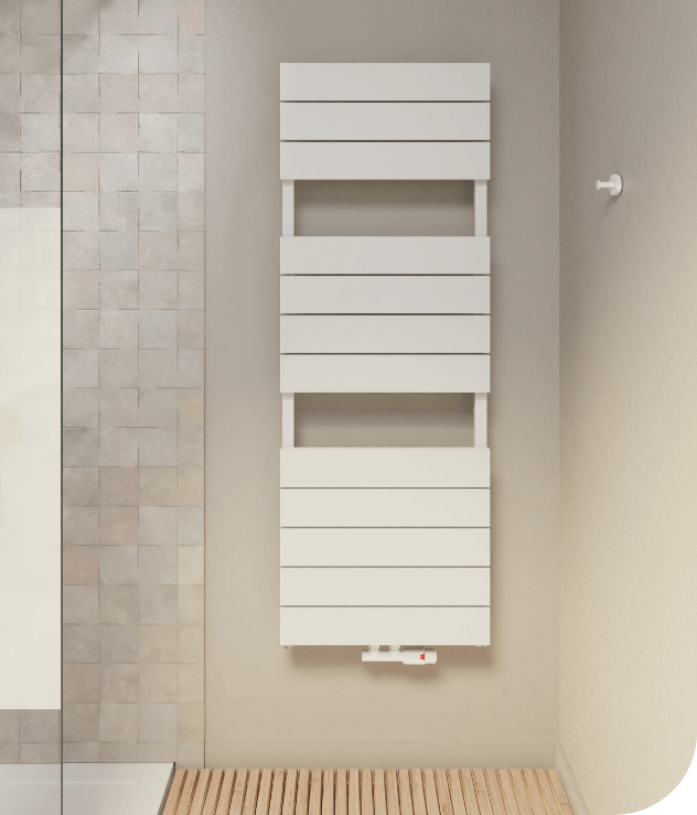 Weißer Designheizkörper mit horizontalen Paneelen und offenen Bereichen, ideal als Handtuchwärmer im Bad.