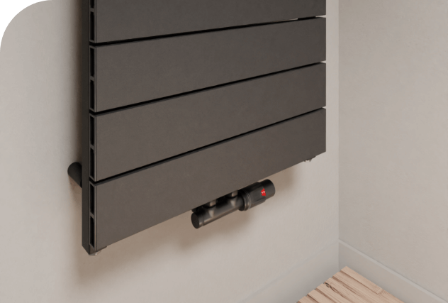 Schwarzer Designheizkörper mit breiten horizontalen Paneelen und modernem Thermostat, ideal fürs Badezimmer.