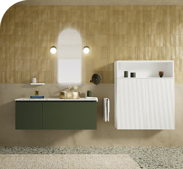 Salle de bain moderne avec un meuble suspendu vert foncé, un plan en terrazzo, une vasque dorée et une armoire murale blanche. L'ambiance est chaleureuse avec des carreaux beiges et dorés et un éclairage minimaliste.