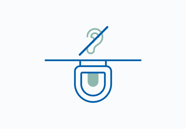 Pictogram van een hangtoilet gezien van bovenaf met een doorgestreept oor-icoon erboven, wat stil spoelen aanduidt. Dit icoon geeft bij x²o badkamers aan dat het toilet beschikt over een geluidsarm spoelsysteem.