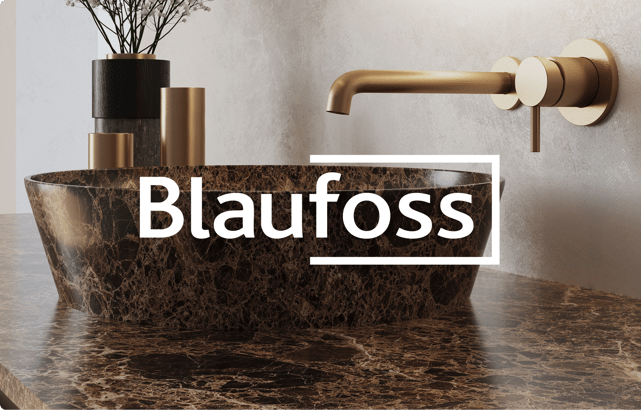 Un détail de salle de bains premium signé X²O Salles de bains, à l’esthétique élégante et luxueuse. Au centre, une vasque à poser de forme ovale en marbre brun foncé avec des veines marquées, posée sur un plan de travail assorti. À droite, un robinet mural minimaliste en laiton brossé est fixé au mur. À gauche, des éléments de décoration raffinés – des vases cylindriques dorés et noirs – sont placés sur le plan. Le logo blanc Blaufoss est superposé au centre de l’image, devant la vasque.