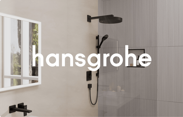 Une douche à l’italienne contemporaine chez X²O Salles de bains avec un ensemble de douche Hansgrohe noir mat. La paroi comporte une grande pomme de douche ronde et une douchette à main montée sur une barre de support. Le mur est revêtu de carreaux gris texturés à rainures verticales. À gauche, un miroir mural reflète une fenêtre avec vue sur des palmiers. Sous la fenêtre, un robinet Hansgrohe est intégré au mur. Une niche dans la douche contient des produits de soin et quelques bougies allumées. Le logo Hansgrohe est affiché au centre de l’image.