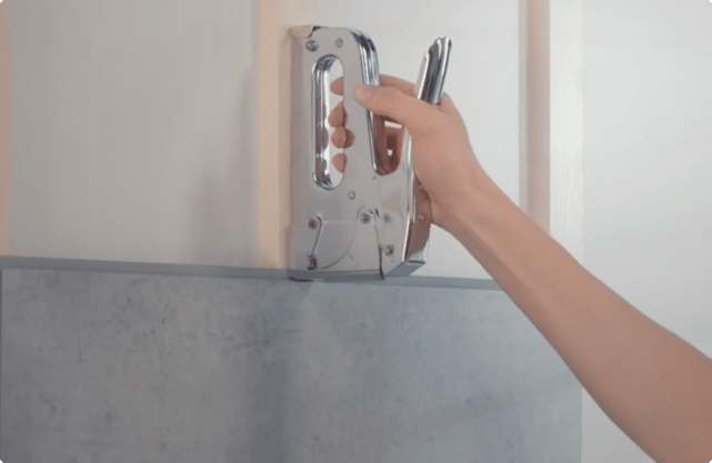 Installation de panneaux muraux Dumawall chez x²o salles de bains en pressant fermement le panneau contre le mur pour une finition presque sans joints.