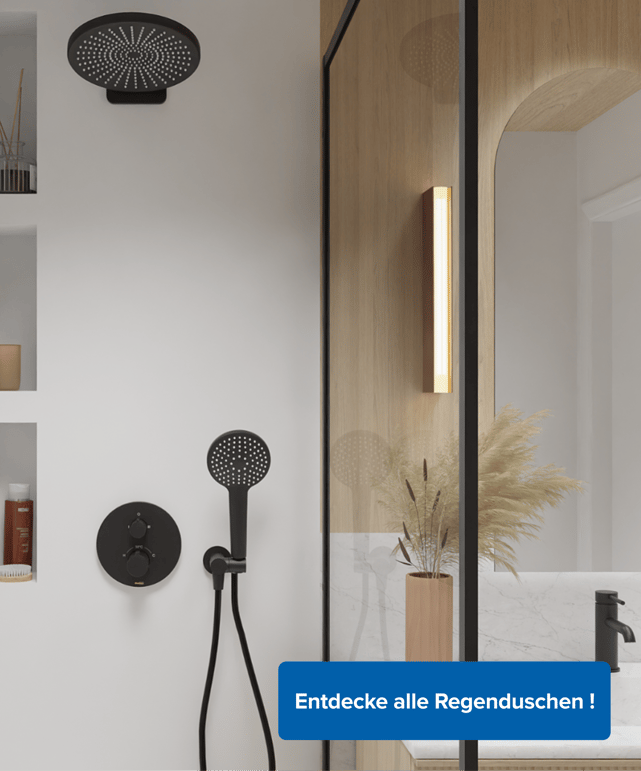 Moderne Regendusche mit schwarzem Duschkopf und Handbrause in einem stilvollen Badezimmer mit warmen Materialien von x²o Badezimmer
