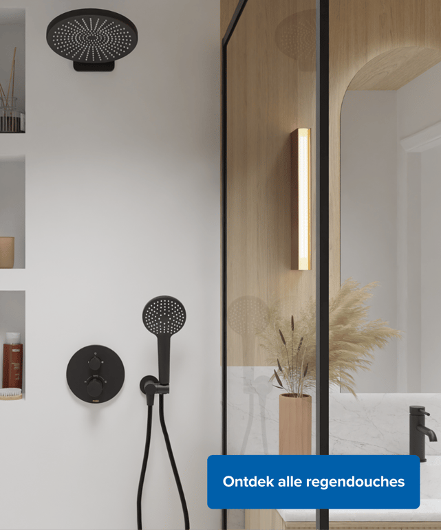 Badarmatur in gebürstetem Gold mit Handbrause und Ablage an grauen Fliesen in einem modernen Badezimmer von x²o Badezimmer