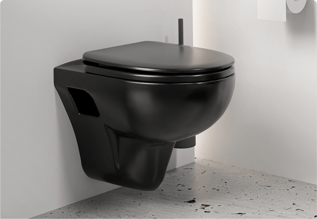 Une toilette noire mate fixée au mur avec raccordement visible en bas en forme de demi-pilier. Un style robuste signé x²o badkamers.