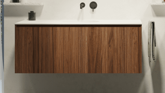 Badkamermeubel van x²o badkamers met donkere fineer houtafwerking en strak ontwerp onder een witte wastafel.