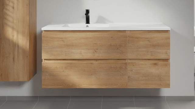 Badkamermeubel van x²o badkamers met melamine houtafwerking, brede lade en witte wastafel in een minimalistische ruimte.