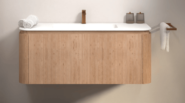 Zwevend badkamermeubel van x²o badkamers in massief hout met afgeronde hoeken en geïntegreerde wastafel bovenaan.