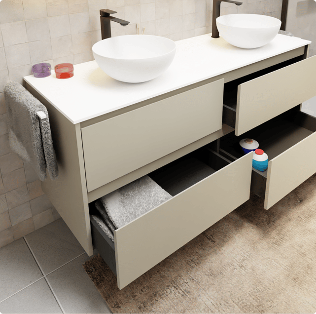 Meuble de salle de bains avec double vasque, tiroirs clairs partiellement ouverts avec serviettes et produits de soin