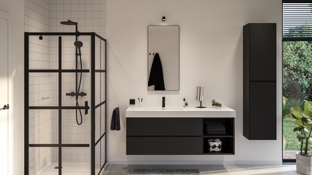 Rechteckiger Spiegel mit schwarzem Rahmen über einem weißen Waschbecken in einem modernen Bad mit Industriedusche.