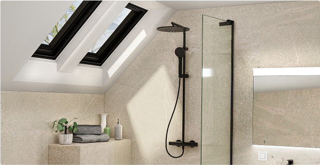 Salle de bains attenante dans les combles avec douche pluie moderne et paroi en verre – X²O Salles de Bains