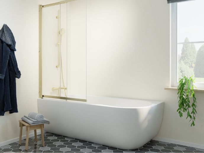 Combinaison bain douche avec baignoire blanche et paroi de bain en verre avec profil doré et douche assortie, à côté d’une fenêtre avec plante et tabouret en bois avec serviettes, dans une salle de bains de x²o salles de bains.