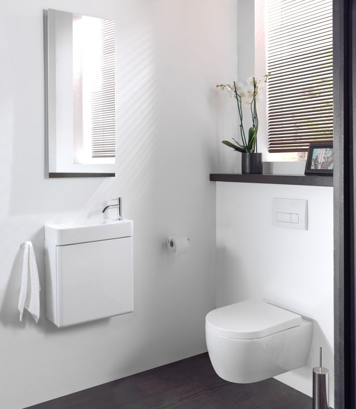Moderne Toilettenanlage mit wandhängendem WC, kleinem Handwaschbecken und rechteckigem Spiegel. Die klare Gestaltung zeigt eine platzsparende Toilettenrenovierung von x²o Badezimmer.