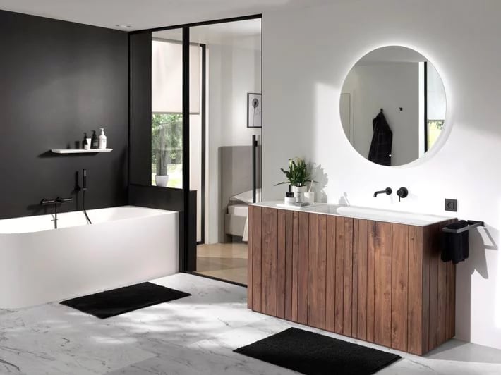 salle de bain baignoire miroir lavabo