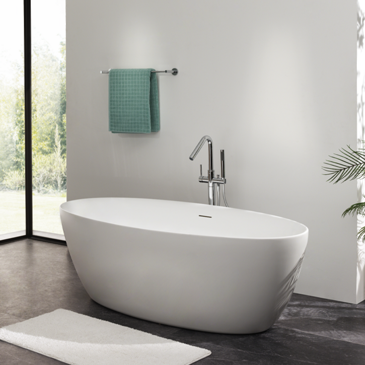 Baignoire îlot dans une salle de bains moderne et lumineuse avec textiles doux et décoration naturelle, mise en avant comme cadeau idéal pour la fête des mères chez x²o salles de bains.
