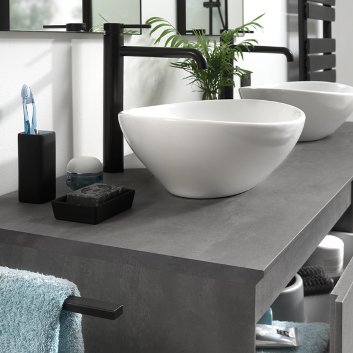 Photo détaillée d’un robinet de lavabo élégant dans une finition métallique douce, accompagné d’accessoires, comme idée cadeau fête des mères chez x²o salles de bains.