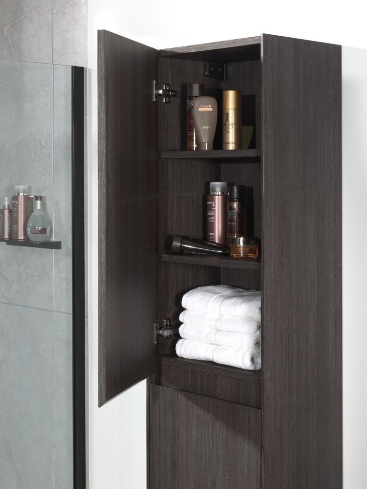 Holz-Badschrank mit Pflegeprodukten und gefalteten Handtüchern.