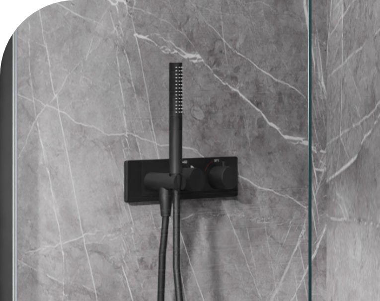 Du siehst eine schwarze Duscharmatur an einer grauen Natursteinoptik-Wand, mit Fokus auf richtige Reinigung bei x²o Badezimmer.