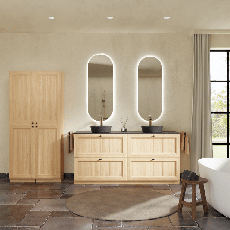 Warmes Badezimmer von x²o Bad mit hellem Doppelwaschtisch aus Holz, zwei schwarzen Aufsatzbecken, zwei ovalen Spiegeln mit LED-Beleuchtung, passendem Hochschrank und einer natürlichen Ausstrahlung durch helle Farben und Materialien.