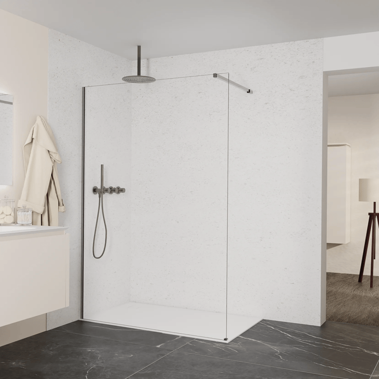 Minimalistische begehbare Dusche von x²o Badezimmer mit transparenter Glasduschwand, schwarzer Regendusche, Handbrause mit Thermostatarmatur, weißen Wänden, weißer Duschwanne und dunklen Fliesen in Marmoroptik. Neben der Dusche hängt ein heller Bademantel und ein modernes Badmöbel ist sichtbar.
